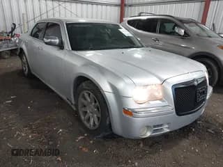 ✅ 2005 Chrysler 300 C • VIN: 2C3JA63H75H577220 • Lot: 43655649. Wystawiony na IAAI z przebiegiem 129 629 mil. Bezpłatny archiwum sprzedaży aukcyjnych z USA i szczegółowy raport historii pojazdu na DreamBid. Zdjęcie 1.