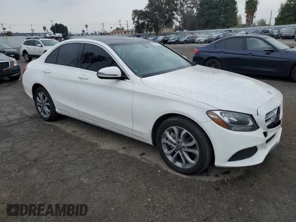✅ 2017 Mercedes-Benz C 300 • VIN: WDDWF4KB5HR304016 • Lot: 47482675. Wystawiony na Copart z przebiegiem 76 560 mil. Bezpłatny archiwum sprzedaży aukcyjnych z USA i szczegółowy raport historii pojazdu na DreamBid. Zdjęcie 4.