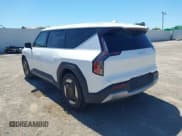 ✅ 2024 Kia EV9 Light Short Range • VIN: KNDAA5S29R6035952 • Lot: 42286767. Wystawiony na IAAI z przebiegiem 13 092 mil. Bezpłatny archiwum sprzedaży aukcyjnych z USA i szczegółowy raport historii pojazdu na DreamBid. Zdjęcie 3.