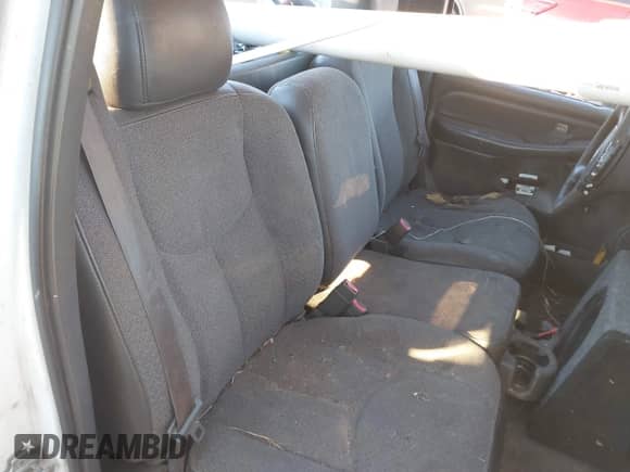 2004 Chevrolet Silverado 1500 Work Truck z VIN 1GCEC14XX4Z288962, wystawiony jako IAAI lot #41030729 z przebiegiem 320 541 mil mil oraz . Historia ofert i sprzedaży dostępna na DreamBid. Obrazek 8.