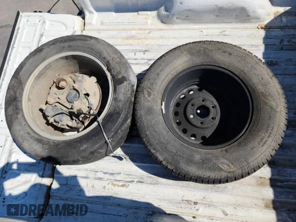 2014 Chevrolet Silverado 1500 LT z VIN 1GCRCRECXEZ319124, wystawiony jako Copart lot #86632595 z przebiegiem 266 291 mil mil oraz Szkoda całkowita • Salvage title. Historia ofert i sprzedaży dostępna na DreamBid. Obrazek 12.