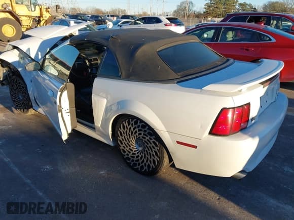 ✅ 2003 Ford Mustang GT Deluxe • VIN: 1FAFP45XX3F426014 • Lot: 43791049. Wystawiony na IAAI z przebiegiem Nie podano. Bezpłatny archiwum sprzedaży aukcyjnych z USA i szczegółowy raport historii pojazdu na DreamBid. Zdjęcie 3.