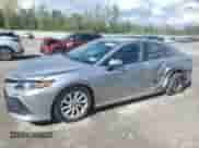 2021 Toyota Camry LE z VIN 4T1C11BK6MU025946, wystawiony jako Copart lot #71301635 z przebiegiem 76 399 mil mil oraz Szkoda całkowita • Salvage title. Historia ofert i sprzedaży dostępna na DreamBid. Obrazek 1.