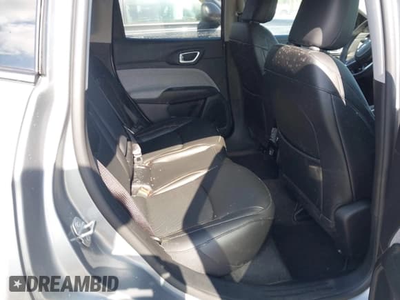 ✅ 2022 Jeep Compass Latitude Lux • VIN: 3C4NJDFB3NT134515 • Lot: 42699067. Wystawiony na IAAI z przebiegiem 2 994 mil. Bezpłatny archiwum sprzedaży aukcyjnych z USA i szczegółowy raport historii pojazdu na DreamBid. Zdjęcie 8.