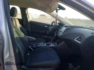 2017 Chevrolet Cruze LS z VIN 1G1BC5SM3H7275466, wystawiony jako Copart lot #63476122 z przebiegiem 77 886 mil mil oraz . Historia ofert i sprzedaży dostępna na DreamBid. Obrazek 5.