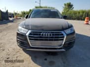 ✅ 2020 Audi Q5 Premium • VIN: WA1ANAFY5L2062070 • Lot: 81369675. Wystawiony na Copart z przebiegiem 133 172 mil. Bezpłatny archiwum sprzedaży aukcyjnych z USA i szczegółowy raport historii pojazdu na DreamBid. Zdjęcie 5.