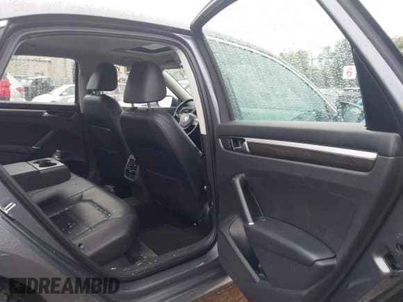 ✅ 2016 Volkswagen Passat SE • VIN: 1VWBT7A3XGC025611 • Lot: 43304037. Wystawiony na IAAI z przebiegiem 203 576 mil. Bezpłatny archiwum sprzedaży aukcyjnych z USA i szczegółowy raport historii pojazdu na DreamBid. Zdjęcie 8.