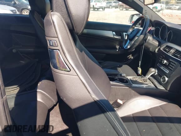 ✅ 2012 Mercedes-Benz C 250 • VIN: WDDGJ4HB2CF792300 • Lot: 40470541. Wystawiony na IAAI z przebiegiem 105 867 mil. Bezpłatny archiwum sprzedaży aukcyjnych z USA i szczegółowy raport historii pojazdu na DreamBid. Zdjęcie 5.