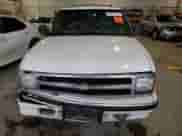 1996 Chevrolet Blazer z VIN 1GNDT13W7T2212358, wystawiony jako Copart lot #88707475 z przebiegiem 255 282 mil mil oraz Szkoda całkowita • Salvage title. Historia ofert i sprzedaży dostępna na DreamBid. Obrazek 5.