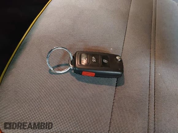 ✅ 2016 Volkswagen Beetle Dune • VIN: 3VWS17AT0GM621749 • Lot: 42486286. Wystawiony na IAAI z przebiegiem 106 311 mil. Bezpłatny archiwum sprzedaży aukcyjnych z USA i szczegółowy raport historii pojazdu na DreamBid. Zdjęcie 11.