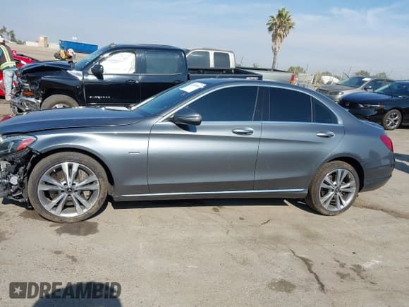 ✅ 2018 Mercedes-Benz C 350e • VIN: 55SWF4HB8JU270326 • Lot: 42899561. Listed on IAAI with 81,258 mi. Free auction sales archive from the USA and detailed vehicle history report at DreamBid. Image 15.