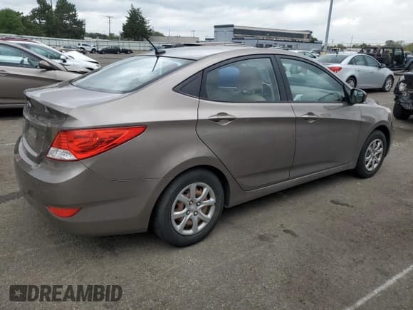 ✅ 2013 Hyundai Accent GLS • VIN: KMHCT4AE4DU486053 • Лот: 73140704. Опубликован ранее на Copart с пробегом 165 193 миль. Бесплатный доступ к архиву аукционных продаж из США и подробный отчёт об истории автомобиля на DreamBid. Изображение 3.