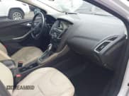 ✅ 2015 Ford Focus Titanium • VIN: 1FADP3N2XFL211275 • Lot: 43659891. Wystawiony na IAAI z przebiegiem 147 389 mil. Bezpłatny archiwum sprzedaży aukcyjnych z USA i szczegółowy raport historii pojazdu na DreamBid. Zdjęcie 5.