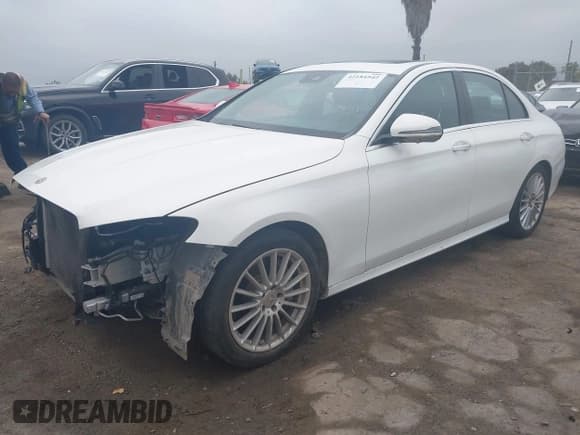 ✅ 2022 Mercedes-Benz E 350 • VIN: W1KZF8DB4NB087967 • Lot: 42184542. Listed on IAAI with 47,232 mi. Free auction sales archive from the USA and detailed vehicle history report at DreamBid. Image 2.