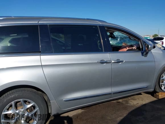 ✅ 2019 Chrysler Pacifica Limited • VIN: 2C4RC1GG4KR552357 • Lot: 43189981. Wystawiony na IAAI z przebiegiem 42 927 mil. Bezpłatny archiwum sprzedaży aukcyjnych z USA i szczegółowy raport historii pojazdu na DreamBid. Zdjęcie 13.