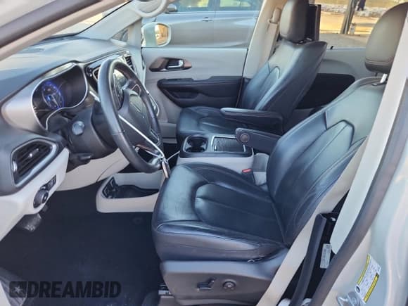 ✅ 2020 Chrysler Pacifica Touring L Plus • VIN: 2C4RC1EG8LR223858 • Lot: 86710015. Listed on Copart with 110,586 mi. Free auction sales archive from the USA and detailed vehicle history report at DreamBid. Image 7.