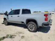 ✅ 2025 Chevrolet Silverado 2500HD Custom • VIN: 2GC4KME7XS1122705 • Lot: 56422895. Wystawiony na Copart z przebiegiem 7 276 mil. Bezpłatny archiwum sprzedaży aukcyjnych z USA i szczegółowy raport historii pojazdu na DreamBid. Zdjęcie 2.