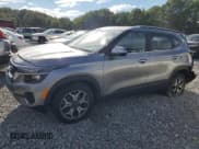 ✅ 2023 Kia Seltos EX • VIN: KNDERCAA7P7369556 • Лот: 80794555. Опубликован ранее на Copart с пробегом 26 054 миль. Бесплатный доступ к архиву аукционных продаж из США и подробный отчёт об истории автомобиля на DreamBid. Изображение 1.