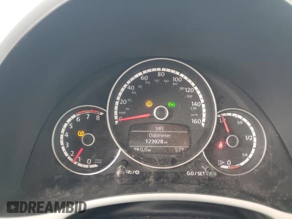 ✅ 2015 Volkswagen Beetle 1.8T w/Sound/Nav • VIN: 3VW517ATXFM820108 • Lot: 84611995. Wystawiony na Copart z przebiegiem 123 028 mil. Bezpłatny archiwum sprzedaży aukcyjnych z USA i szczegółowy raport historii pojazdu na DreamBid. Zdjęcie 9.