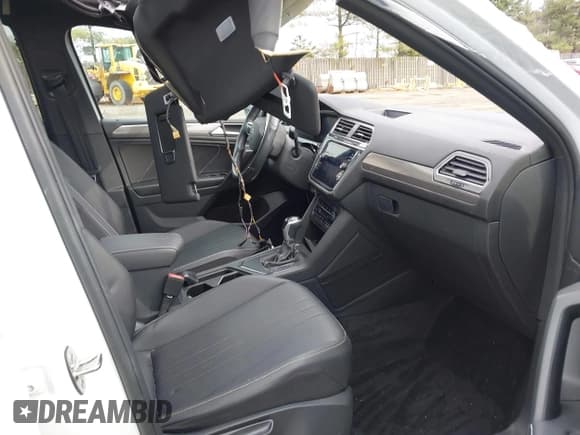 ✅ 2023 Volkswagen Tiguan SE R-Line Black • VIN: 3VVCB7AX9PM024608 • Lot: 43765733. Wystawiony na IAAI z przebiegiem 52 690 mil. Bezpłatny archiwum sprzedaży aukcyjnych z USA i szczegółowy raport historii pojazdu na DreamBid. Zdjęcie 5.