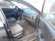 ✅ 2020 Hyundai Kona SE • VIN: KM8K12AA2LU474596 • Лот: 43411037. Опубликован ранее на IAAI с пробегом 98 306 миль. Бесплатный доступ к архиву аукционных продаж из США и подробный отчёт об истории автомобиля на DreamBid. Изображение 5.