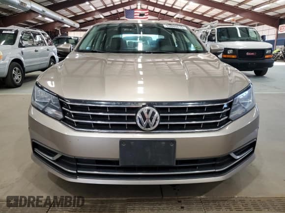 ✅ 2016 Volkswagen Passat SE • VIN: 1VWBT7A35GC021224 • Лот: 93880815. Опубликован ранее на Copart с пробегом 158 962 миль. Бесплатный доступ к архиву аукционных продаж из США и подробный отчёт об истории автомобиля на DreamBid. Изображение 5.