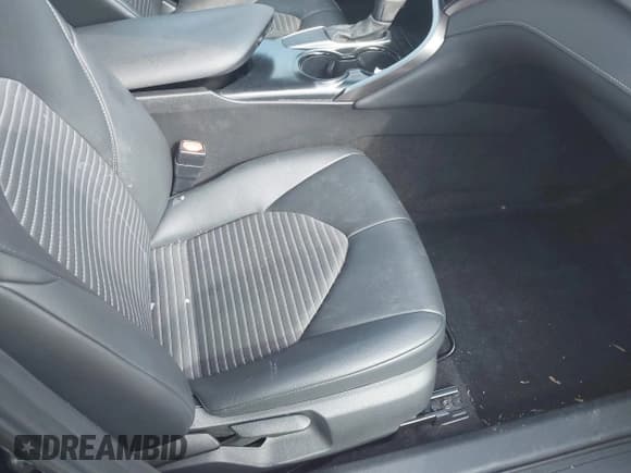 ✅ 2020 Toyota Camry SE • VIN: 4T1G11AK0LU501612 • Лот: 42241264. Опубликован ранее на IAAI с пробегом 147 066 миль. Бесплатный доступ к архиву аукционных продаж из США и подробный отчёт об истории автомобиля на DreamBid. Изображение 5.