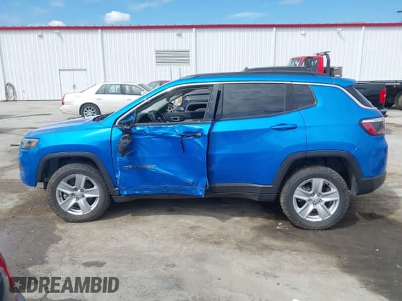 ✅ 2022 Jeep Compass Latitude • VIN: 3C4NJDBB8NT217458 • Lot: 43097648. Listed on IAAI with 28,002 mi. Free auction sales archive from the USA and detailed vehicle history report at DreamBid. Image 15.