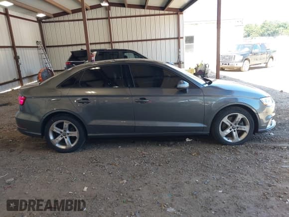 ✅ 2018 Audi A3 Premium • VIN: WAUAUGFF1J1076378 • Лот: 42748833. Опубликован ранее на IAAI с пробегом 122 398 миль. Бесплатный доступ к архиву аукционных продаж из США и подробный отчёт об истории автомобиля на DreamBid. Изображение 13.