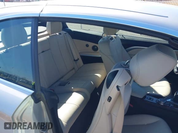 ✅ 2015 BMW 4 Series 435i xDrive • VIN: WBA3T7C50FPW79740 • Lot: 41740148. Wystawiony na IAAI z przebiegiem 90 205 mil. Bezpłatny archiwum sprzedaży aukcyjnych z USA i szczegółowy raport historii pojazdu na DreamBid. Zdjęcie 8.