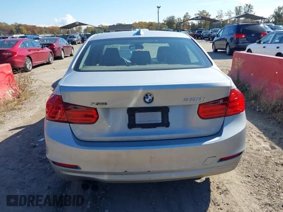 ✅ 2013 BMW 3 Series 328i xDrive • VIN: WBA3B5G55DNS00710 • Lot: 43522075. Listed on IAAI with 126,400 mi. Free auction sales archive from the USA and detailed vehicle history report at DreamBid. Image 16.