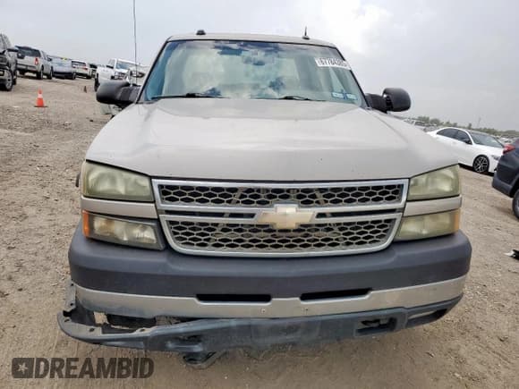 ✅ 2005 Chevrolet Silverado 2500HD LS • VIN: 1GCHK23235F936835 • Lot: 67784385. Wystawiony na Copart z przebiegiem Nie podano. Bezpłatny archiwum sprzedaży aukcyjnych z USA i szczegółowy raport historii pojazdu na DreamBid. Zdjęcie 5.