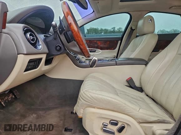 ✅ 2012 Jaguar XJ • VIN: SAJWA1CB8CLV30277 • Lot: 95190285. Wystawiony na Copart z przebiegiem 110 508 mil. Bezpłatny archiwum sprzedaży aukcyjnych z USA i szczegółowy raport historii pojazdu na DreamBid. Zdjęcie 7.