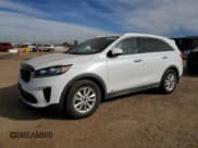 ✅ 2019 Kia Sorento LX • VIN: 5XYPGDA39KG592912 • Лот: 90707985. Опубликован ранее на Copart с пробегом 78 308 миль. Бесплатный доступ к архиву аукционных продаж из США и подробный отчёт об истории автомобиля на DreamBid. Изображение 1.