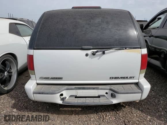 2001 Chevrolet Blazer LS z VIN 1GNCS13W91K247026, wystawiony jako Copart lot #64701453 z przebiegiem 250 681 mil mil oraz Czysty tytuł • Clean title. Historia ofert i sprzedaży dostępna na DreamBid. Obrazek 6.