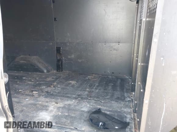 ✅ 2015 Ford Transit Cargo • VIN: 1FTYE1YM1FKA21664 • Lot: 42086151. Wystawiony na IAAI z przebiegiem 227 108 mil. Bezpłatny archiwum sprzedaży aukcyjnych z USA i szczegółowy raport historii pojazdu na DreamBid. Zdjęcie 8.