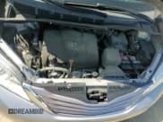 ✅ 2017 Toyota Sienna XLE Auto Access Seat • VIN: 5TDYZ3DC2HS817445 • Lot: 56551795. Wystawiony na Copart z przebiegiem 95 336 mil. Bezpłatny archiwum sprzedaży aukcyjnych z USA i szczegółowy raport historii pojazdu na DreamBid. Zdjęcie 15.