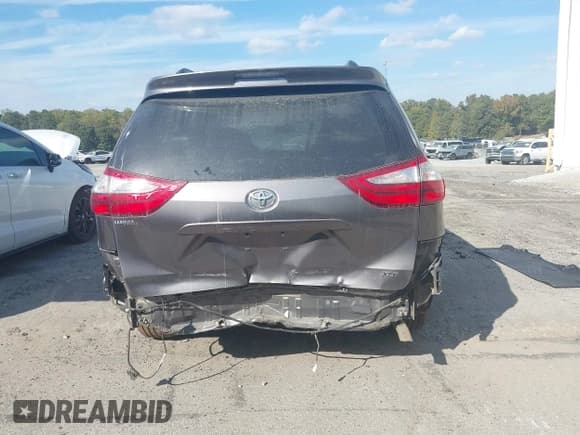 ✅ 2017 Toyota Sienna XLE Auto Access Seat • VIN: 5TDYZ3DC4HS781421 • Лот: 43154484. Опубликован ранее на IAAI с пробегом 153 222 миль. Бесплатный доступ к архиву аукционных продаж из США и подробный отчёт об истории автомобиля на DreamBid. Изображение 17.