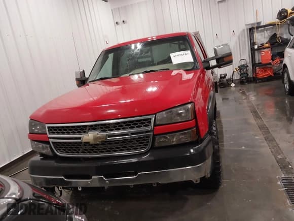 ✅ 2005 Chevrolet Silverado 2500HD LS • VIN: 1GCHK23235F812421 • Lot: 42096187. Wystawiony na IAAI z przebiegiem 328 958 mil. Bezpłatny archiwum sprzedaży aukcyjnych z USA i szczegółowy raport historii pojazdu na DreamBid. Zdjęcie 13.