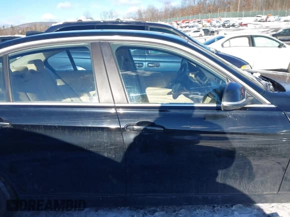 ✅ 2015 BMW 3 Series 328i xDrive • VIN: WBA3B5G56FNS14036 • Lot: 43923064. Wystawiony na IAAI z przebiegiem 153 059 mil. Bezpłatny archiwum sprzedaży aukcyjnych z USA i szczegółowy raport historii pojazdu na DreamBid. Zdjęcie 13.