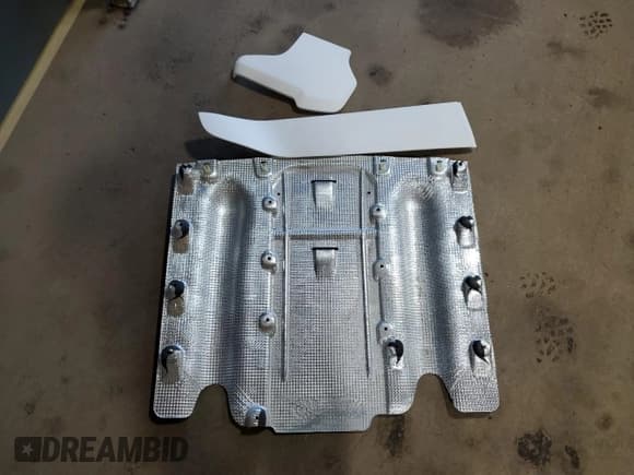 ✅ 2024 Rolls-Royce Cullinan • VIN: SLATV4C09RU224513 • Lot: 70881884. Wystawiony na Copart z przebiegiem 3 466 mil. Bezpłatny archiwum sprzedaży aukcyjnych z USA i szczegółowy raport historii pojazdu na DreamBid. Zdjęcie 15.