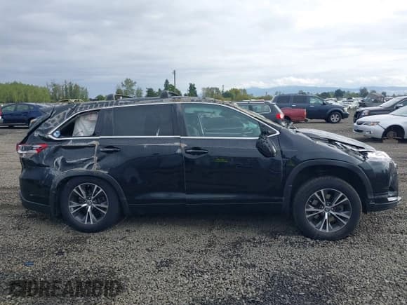 ✅ 2018 Toyota Highlander LE Plus • VIN: 5TDBZRFH2JS861971 • Lot: 43358842. Wystawiony na IAAI z przebiegiem 96 533 mil. Bezpłatny archiwum sprzedaży aukcyjnych z USA i szczegółowy raport historii pojazdu na DreamBid. Zdjęcie 14.