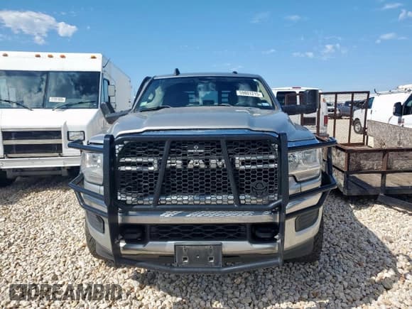 ✅ 2020 Ram 3500 Tradesman • VIN: 3C63R3GL7LG114153 • Lot: 59801215. Wystawiony na Copart z przebiegiem 136 655 mil. Bezpłatny archiwum sprzedaży aukcyjnych z USA i szczegółowy raport historii pojazdu na DreamBid. Zdjęcie 5.