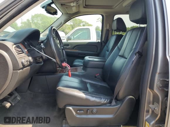 ✅ 2008 Chevrolet Suburban 1LT • VIN: 1GNFK16338J217017 • Lot: 69183005. Wystawiony na Copart z przebiegiem 215 557 mil. Bezpłatny archiwum sprzedaży aukcyjnych z USA i szczegółowy raport historii pojazdu na DreamBid. Zdjęcie 7.