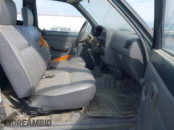 ✅ 1992 Toyota Pickup • VIN: JT4RN81A0N0091342 • Lot: 42886313. Wystawiony na IAAI z przebiegiem 118 836 mil. Bezpłatny archiwum sprzedaży aukcyjnych z USA i szczegółowy raport historii pojazdu na DreamBid. Zdjęcie 5.