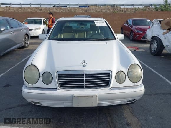 ✅ 1997 Mercedes-Benz E 320 • VIN: WDBJF55F8VJ031834 • Лот: 41901306. Опубликован ранее на IAAI с пробегом Не указан. Бесплатный доступ к архиву аукционных продаж из США и подробный отчёт об истории автомобиля на DreamBid. Изображение 12.