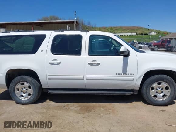2014 Chevrolet Suburban LT z VIN 1GNSKJE70ER202460, wystawiony jako IAAI lot #42090452 z przebiegiem 181 450 mil mil oraz . Historia ofert i sprzedaży dostępna na DreamBid. Obrazek 13.