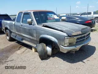1992 Dodge Dakota z VIN 1B7GL23Y2NS520540, wystawiony jako IAAI lot #43021685 z przebiegiem 151 267 mil mil oraz . Historia ofert i sprzedaży dostępna na DreamBid. Obrazek 1.