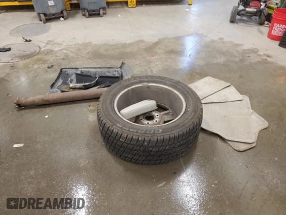 ✅ 2007 Chevrolet Suburban LT • VIN: 1GNFK16327J363861 • Lot: 75894924. Wystawiony na Copart z przebiegiem 199 469 mil. Bezpłatny archiwum sprzedaży aukcyjnych z USA i szczegółowy raport historii pojazdu na DreamBid. Zdjęcie 13.