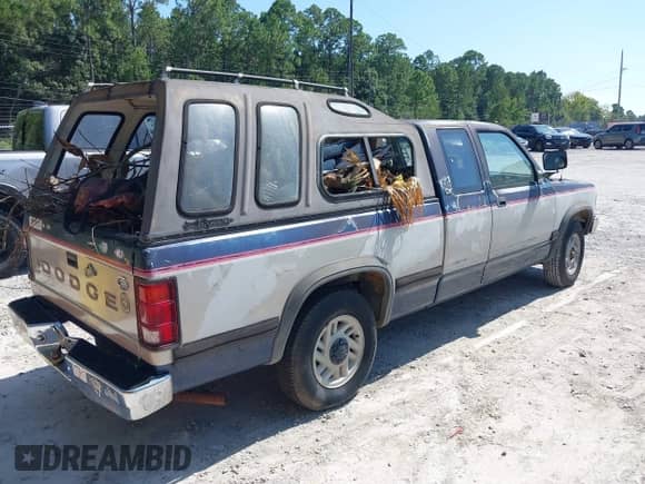 1992 Dodge Dakota z VIN 1B7FL23X2NS566002, wystawiony jako IAAI lot #42884098 z przebiegiem 141 282 mil mil oraz . Historia ofert i sprzedaży dostępna na DreamBid. Obrazek 4.